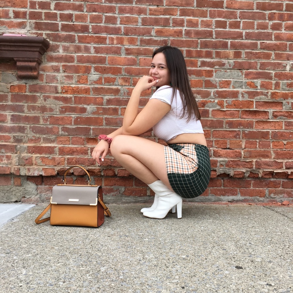 Meet your Posher, Elizabeth - Picture 3 of 4